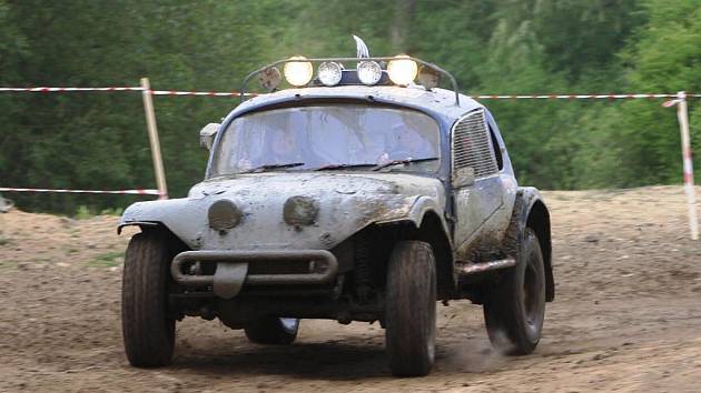 Absolutně čtvrtou příčku při víkendovém off road maratonu v Dobřanech si vyjela posádka Wings teamu (na snímku), která ve třídě speciálů nad  2000 ccm skončila třetí