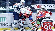 Hokejové utkání Tipsport extraligy v ledním hokeji mezi HC Dynamo Pardubice (v červenobílém) a HC Škoda Plzeň v pardudubické Enterie areně, 7. 12. 2021.