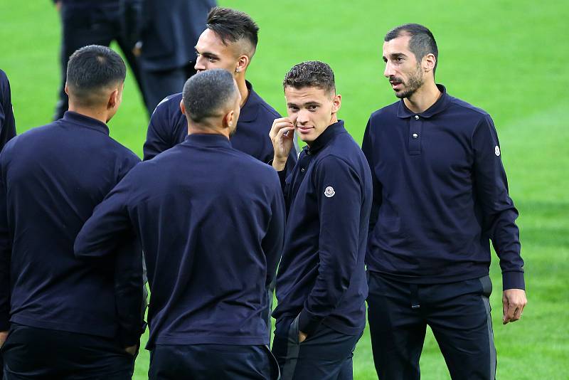 Hráči Interu Milán si místo tréninku pouze prohlédli stadion Viktorky ve Štruncových sadech. Někteří se pak i podepsali mladým fotbalistům.