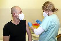 Očkování vakcínou proti viru Covid 19 podstoupili ve Fakultní nemocnici v Plzni její ředitel Václav Šimánek a děkan Lékařské fakulty UK v Plzni Jindřich Fínek.