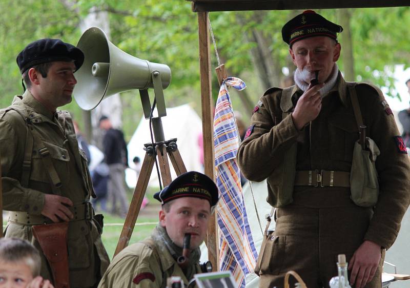 Prezentace dobového vojenského tábora americké armády z května 1945 a života civilního obyvatelstva.