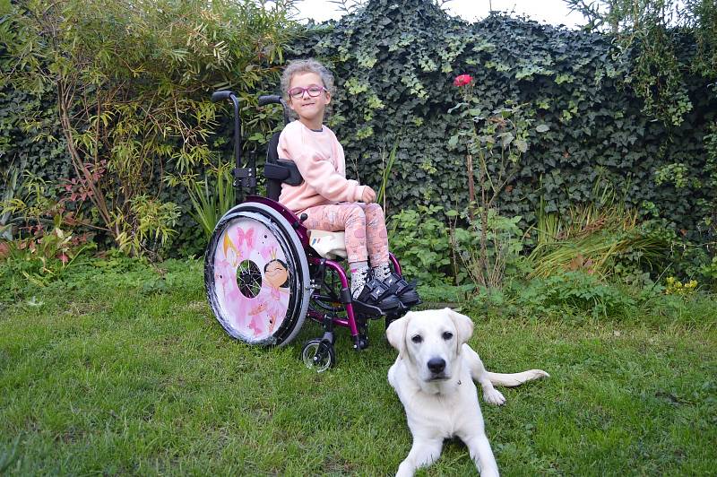 Danielka z Vochova trpí závažným onemocněním a v šesti letech dosud nechodí, i tak má dva sny - být baletkou a umět jezdit na kolečkových bruslích.