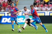 Zápas fotbalové FORTUNA:LIGY mezi FC Viktoria Plzeň a SFC Opava 25. srpna 2019. Aleš Čermák (FC Viktoria Plzeň), Karol Mondek (SFC Opava), Jan Kopic (FC Viktoria Plzeň).