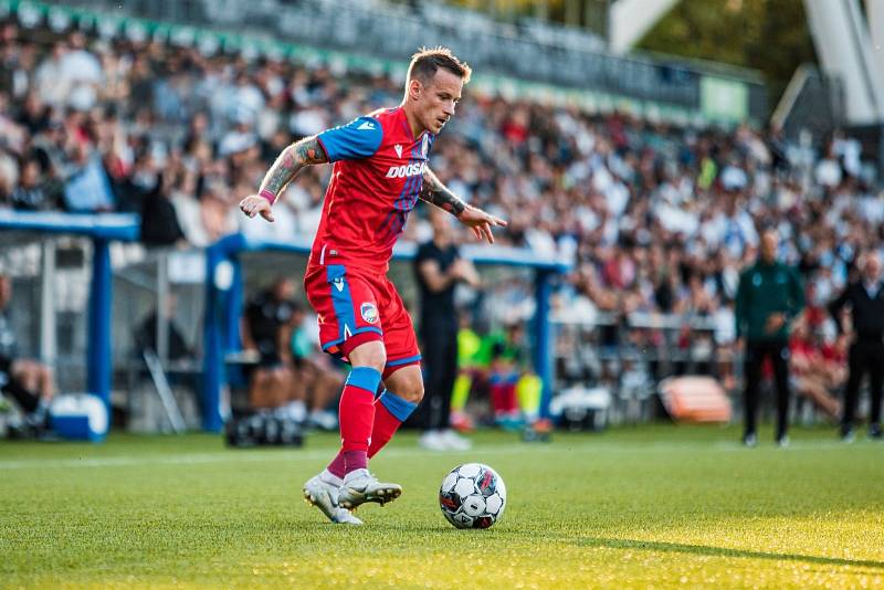 Čeští šampioni vstoupili do 2. předkola Ligy mistrů vítězství 2:1 na umělé trávě HJK Helsinky.