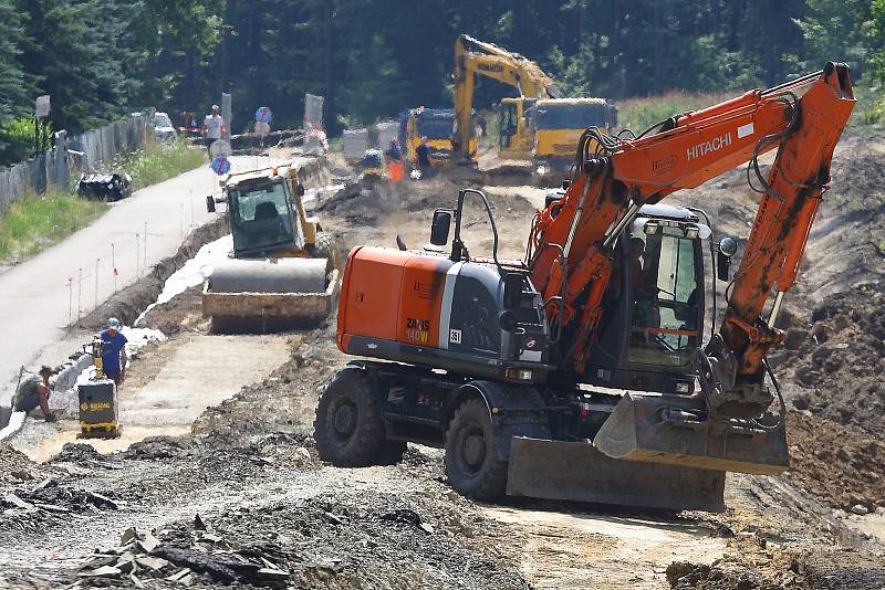 Oprava 1,1 km dlouhého úseku od Bílé Hory do Zruče zahrnuje rekonstrukci silnice a její rozšíření, výstavbu opěrných zdí, úpravu odvodnění, instalaci svodidel a dopravního značení.