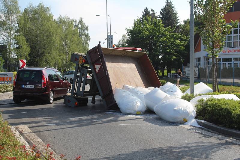Nehoda traktoru zablokovala provoz na kruhové objedu u nemocnice v Klatovech