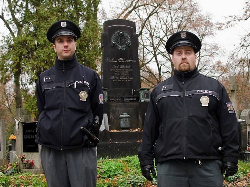 Policisté hlídkují na hřbitovech