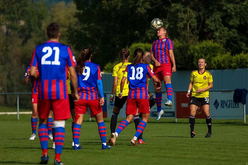 5. kolo 1. ligy žen: FC Viktoria Plzeň (na snímku fotbalistky v červenomodrých dresech) - AC Sparta Praha 1:3 (0:1).