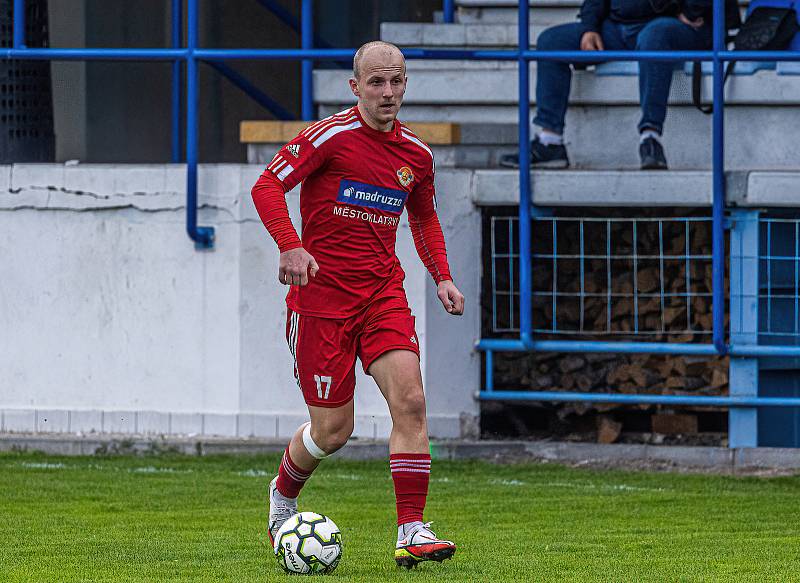 8. kolo FORTUNA divize A: SK Klatovy 1898 (na snímku fotbalisté v červených dresech) - SK Petřín Plzeň 0:1 (0:0).