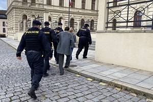 Policisté přivádějí ženu a muže obviněné z pokusu o vraždu a ublížení na zdraví k Okresnímu soudu Plzeň-město, který rozhodl o jejich umístění do vazby.
