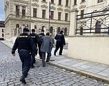 Policisté přivádějí ženu a muže obviněné z pokusu o vraždu a ublížení na zdraví k Okresnímu soudu Plzeň-město, který rozhodl o jejich umístění do vazby.