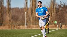 Fotbalisté plzeňské Doubravky (na archivním snímku hráči ve žlutých dresech) zdolali v pátek domácí Rokycany těsně 1:0 a slaví čtvrté vítězství za sebou.