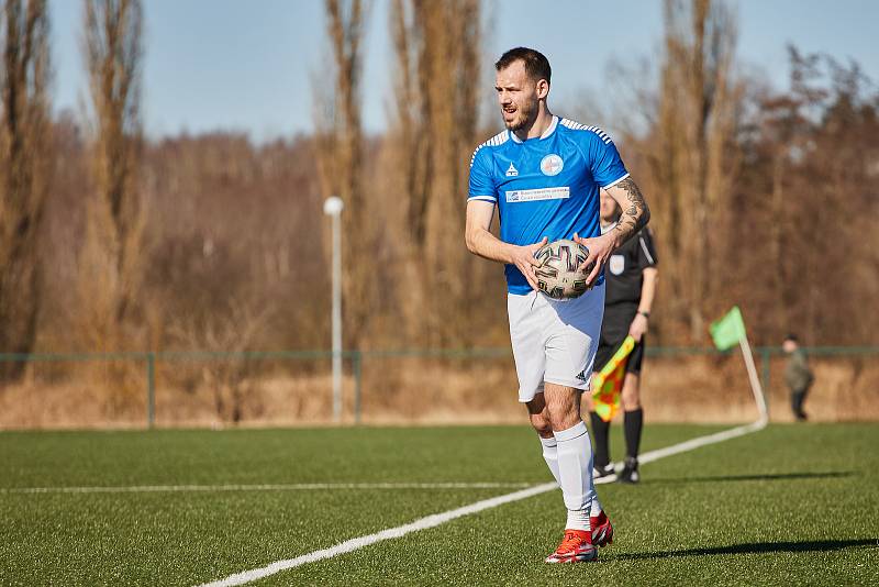 Fotbalisté plzeňské Doubravky (na archivním snímku hráči ve žlutých dresech) zdolali v pátek domácí Rokycany těsně 1:0 a slaví čtvrté vítězství za sebou.