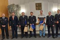 Policisty z Dobřan, kteří při výkonu své služby pomohli zachránit při požárech dva životy, ocenil ve středu tamní starosta Martin Sobotka.
