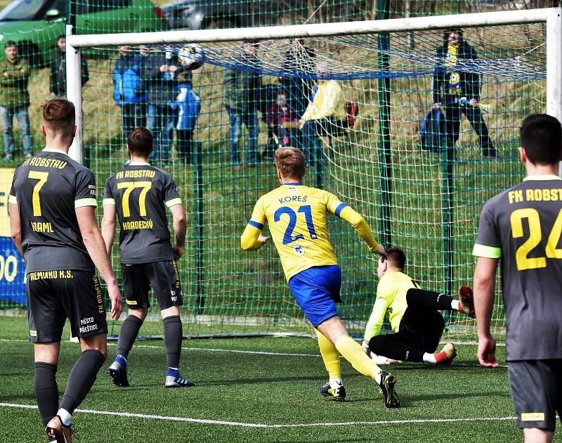 FORTUNA ČFL, skupina A (18. kolo): FC Písek - FK ROBSTAV Přeštice (na snímku fotbalisté v tmavých dresech) 1:1.