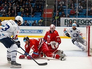 Útočník Zdeněk Sedlák (vlevo) překonává brankáře Branislava Konráda z týmu Olomouce v pátečním utkání, které ale domácí Škodovka prohrála 1:2.