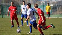 Fotbalisté rezervního výběru TJ Zruč (na archivním snímku hráči v bílých dresech) zdolali na domácím hřišti Plasy 1:0.