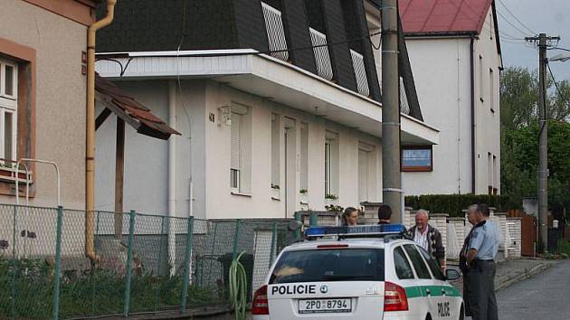 Při policejní přestřelce zemřel ve čtvrtek odpoledne v Plzni-Liticích 33letý muž.