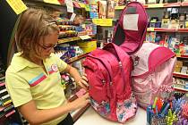 Děti spíše zajímá to, jestli má školní taška správnou barvu a obrázek než to, jestli je vhodná pro jejich záda. Svůj vysněný batoh už si vybrala i Michalka Hálová, která prvního září nastoupí do páté třídy