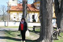  Starostka Nových Mitrovic Anna Sivčáková ukazuje místo mezi kostelem a farou, které by v budoucnosti mělo doznat změn. Obec chce alespoň studii týkající se rekonstrukce tohoto místa, které je zároveň centrem Nových Mitrovic.