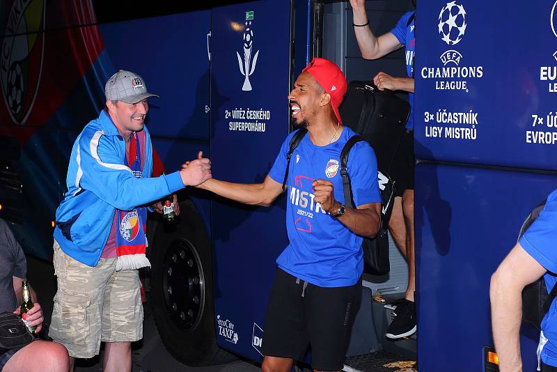 Mistři fotbalové ligy - fotbalisté FC Viktoria Plzeň se po příjezdu z utkání s Hradcem Králové do Plzně pozdravili u stadionu ve Štruncových sadech s desítkami fanoušků, kteří za nimi přišli a doprovodili je pak na oslavu do jedné z plzeňských hospod.