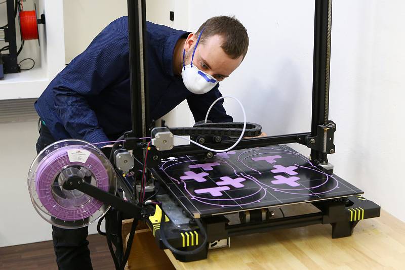 Petr Lupač z Plzně vyrábí ve svém studiu zaměřeném na 3D tisk ochranné pomůcky pro zdravotníky. Ručně zkompletuje několik desítek ochranných plexi štítů denně.
