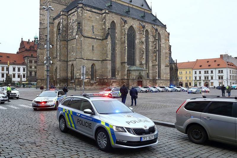 Představení nových vozidel Policie ČR na náměstí Republiky v Plzni.