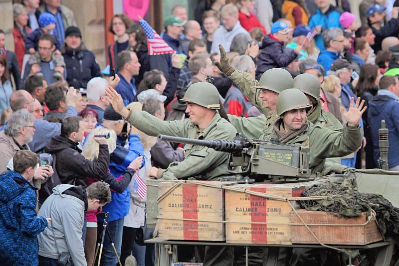 Slavnosti svobody začaly, na náměstí Republiky se konala historická rekonstrukce příjezdu americké armády.