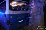 Ve Šťáhlavech se srazil autobus s autem.