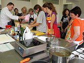 Stále populárnější výuku zdravého vaření pořádalo občanské sdružení Envic, které organizuje i trhy s biopotravinami u Mlýnské strouhy.