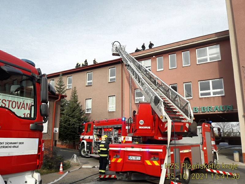 Likvidace požáru na střeše jedné z budov Fakultní nemocnice Plzeň v borském areálu.