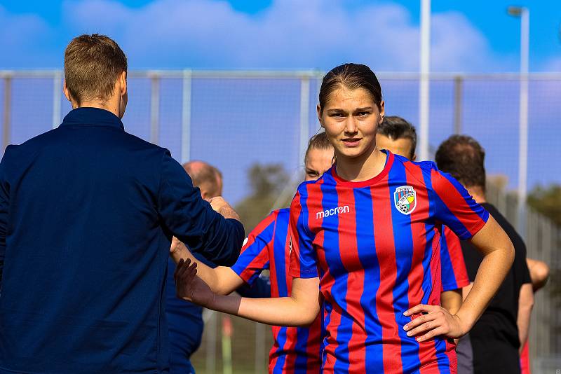 5. kolo 1. ligy žen: FC Viktoria Plzeň (na snímku fotbalistky v červenomodrých dresech) - AC Sparta Praha 1:3 (0:1).