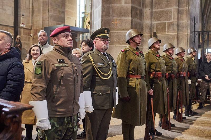 Požehnání praporu pěší roty aktivní zálohy Krajského vojenského velitelství Plzeň biskupem Tomášem Holubem a udělení četného názvu Pětatřicátníci se uskutečnilo v neděli v katedrále sv. Bartoloměje na náměstí Republiky v Plzni.