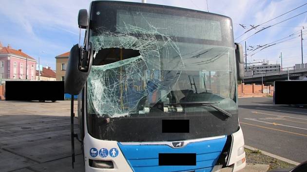 Autobus ujel asi 80 metrů a zastavil se o zeď.