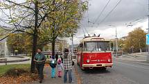 Trolejbus Škoda 9 Tr vyjížděl po oba víkendové dny od zastávky Muzeum. Jízdenka stála symbolických 28 korun.