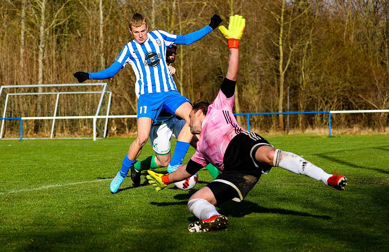 Fotbalisté plzeňské Košutky (na archivním snímku hráči v modrobílých dresech) doma překvapivě podlehli Smíchovu 1:2.