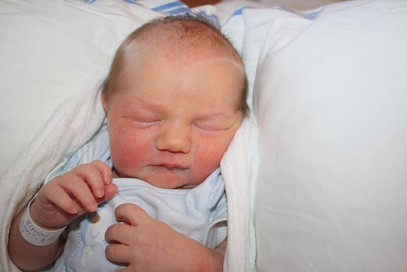 Šimon Hůla (3370 g) se narodil 26. února v 8:37 v klatovské porodnici. Na světě svého prvorozeného chlapečka přivítali maminka Olga a tatínek Jan z Horní Lukavice. 