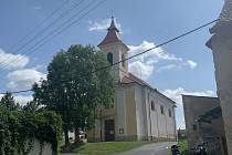 Kostel Povýšení svatého Kříže v Chotíkově poprvé zmiňovaný roku 1352 byl přibližně do roku 1435 farním.