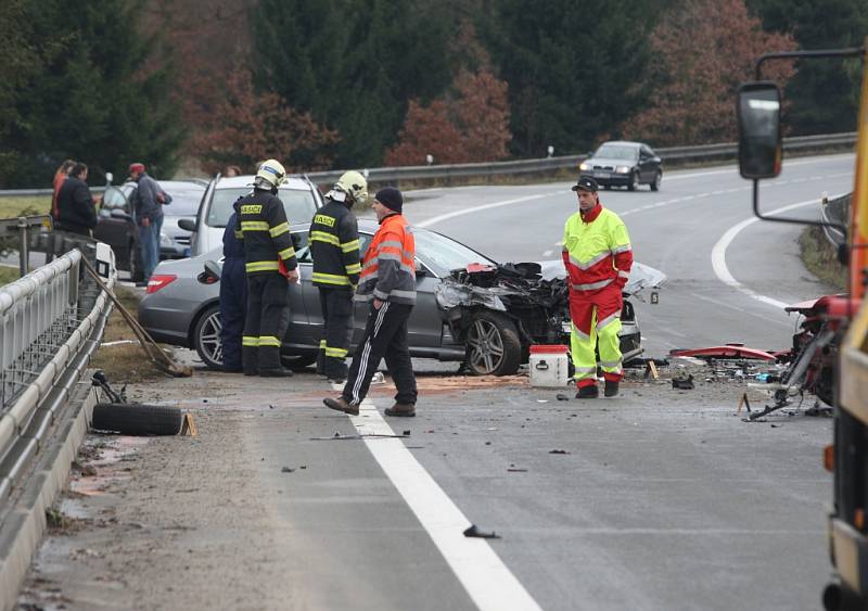 S těžkým poraněním skončil dnes dopoledne v nemocnici šestasedmdesátiletý řidič, který se u Seče na jižním Plzeňsku čelně srazil s dalším vozem.