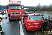 Nehoda na D5, ke které došlo v pondělí 21. února 2022 ráno. Srazila se dvě osobní a jedno nákladní auto.