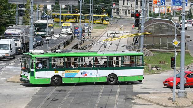 Tramvaje číslo 1 a 2 se ve čtvrtek vrátily na koleje a jezdí na Slovany a na Světovar po novém kolejišti