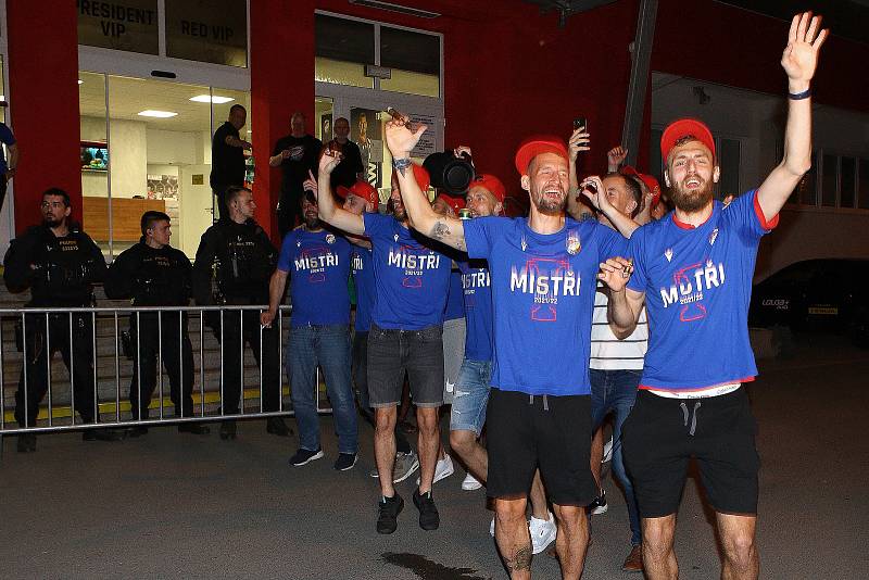 Mistři fotbalové ligy - fotbalisté FC Viktoria Plzeň se po příjezdu z utkání s Hradcem Králové do Plzně pozdravili u stadionu ve Štruncových sadech s desítkami fanoušků, kteří za nimi přišli a doprovodili je pak na oslavu do jedné z plzeňských hospod.