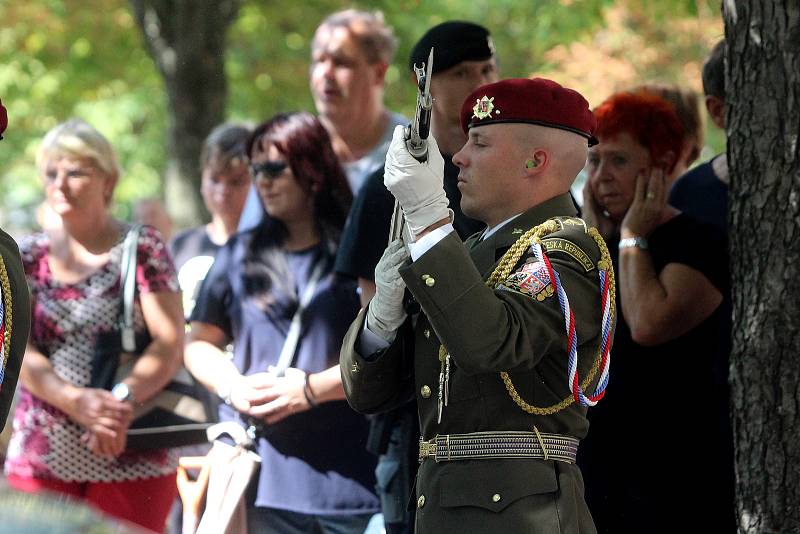 Rozloučení s vojákem Patrikem Štěpánkem v kostele Panny Marie Růžencové na Jiráskově náměstí v Plzni proběhlo se všemi vojenskými poctami.