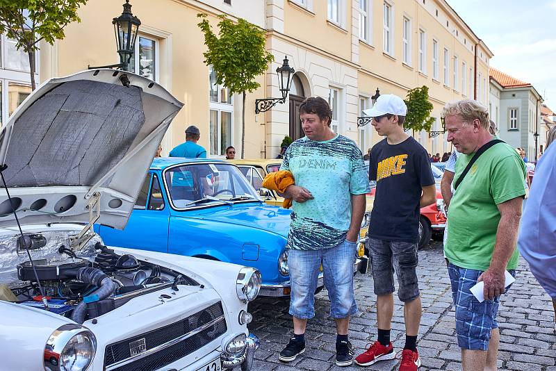 Veteránský sraz vozidel vyrobených za socialismu spojený se stokilometrovou vyjížďkou po Plzeňsku a Rokycansku startoval z nádvoří Plzeňského Prazdroje. Zúčastnit se mohly automobily a motorky prodávané v ČSSR v síti Mototechna v letech 1948 – 1989.