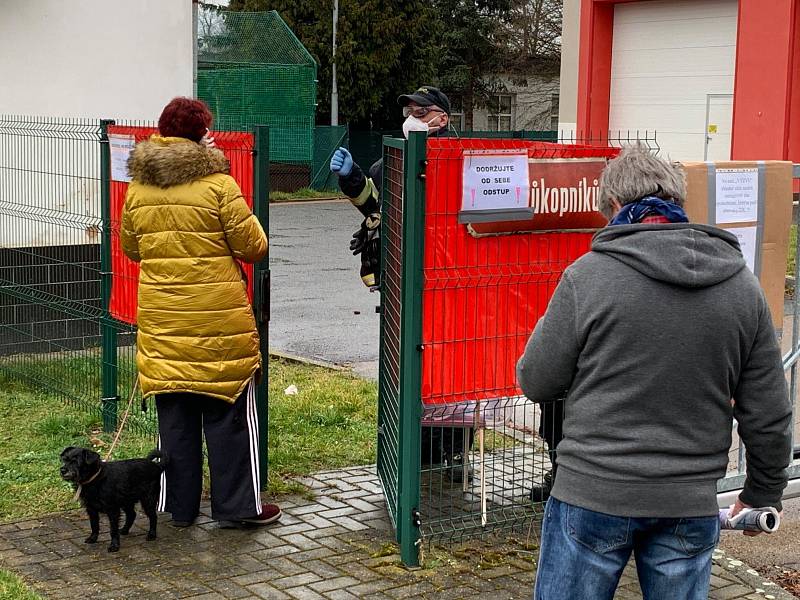 Hasiči v Křimicích rozdávali roušky.