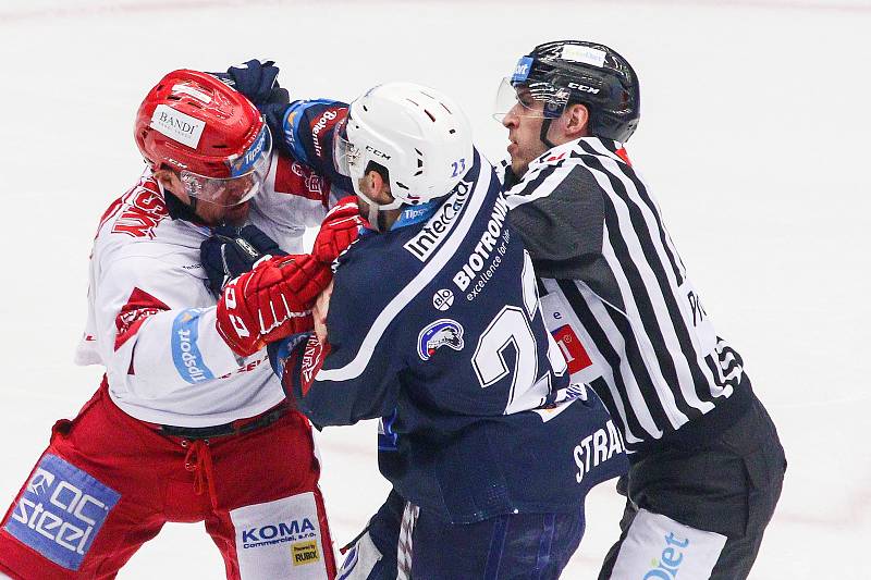 Semifinále play off hokejové extraligy - 5. zápas: HC Oceláři Třinec - HC Škoda Plzeň, 11. dubna 2019 v Třinci. Na snímku (zleva) Jiří Polanský, Petr Straka.