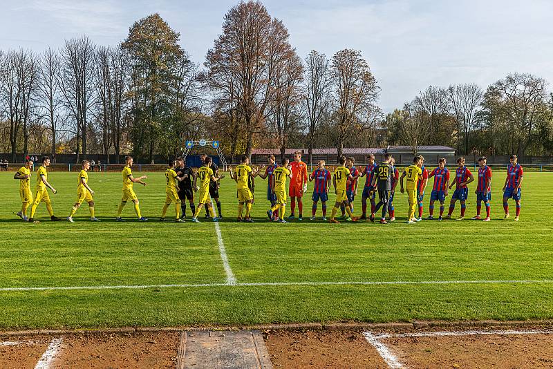 13. kolo FORTUNA ČFL, skupina A: FK ROBSTAV Přeštice (na snímku fotbalisté ve žlutých dresech) - FC Viktoria Plzeň B 1:2 (1:1).