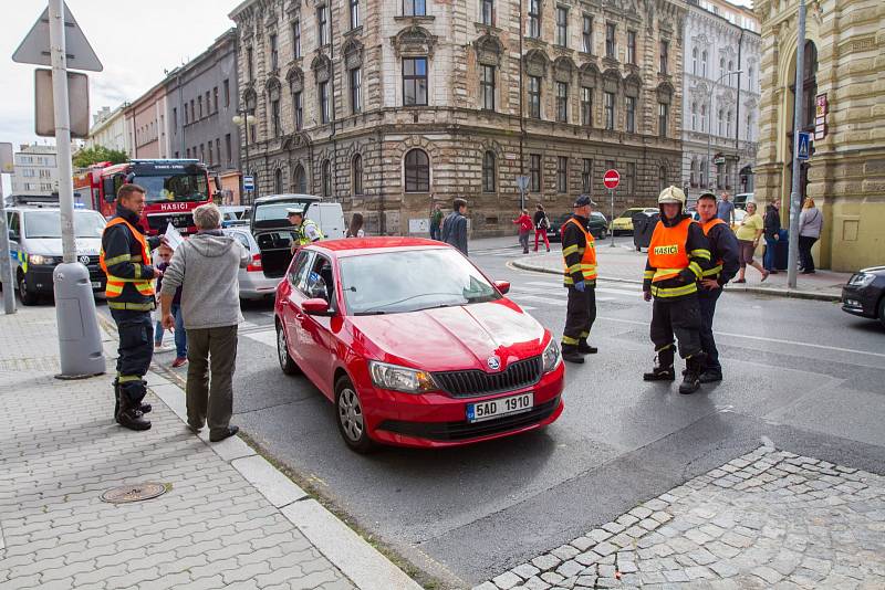 Osobní auto srazilo v Husově ulici v Plzni chodce