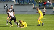 8. kolo FORTUNA ČFL, skupina A: FK Admira Praha - FK ROBSTAV Přeštice (na snímku fotbalisté ve žlutých dresech) 1:1 (0:1).