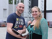 Ivana Veberová, představitelka Aidy, a režisér projektu Tomáš Pilař nastoupili včera na generální zkoušku v lochotínském amfiteátru s úsměvem.